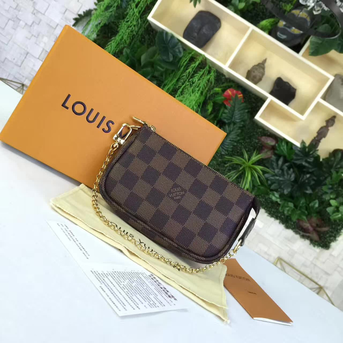 l0vis Vvtt0n mini pochette accessoires chain 3586