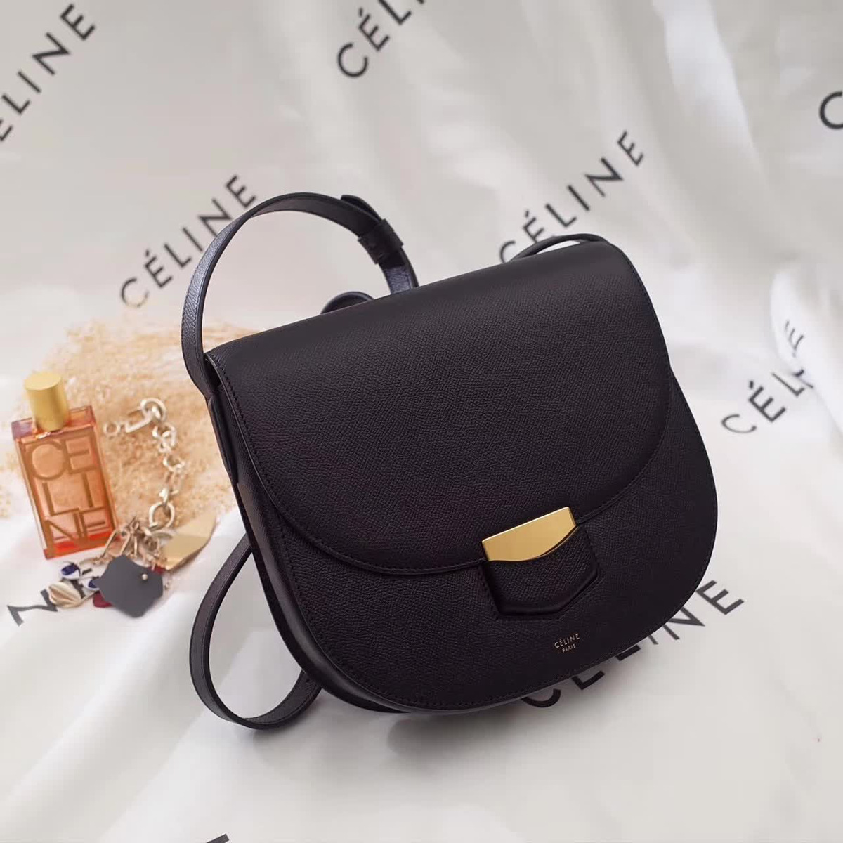 Ce1i*e leather compact ttrotteur z1117 19cm x 7cmx 16cm