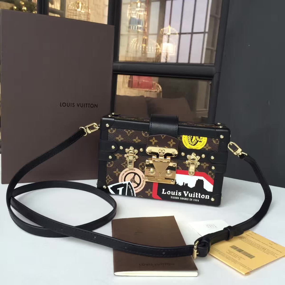 l0vis Vvtt0n petite cohotbag malle box sticker