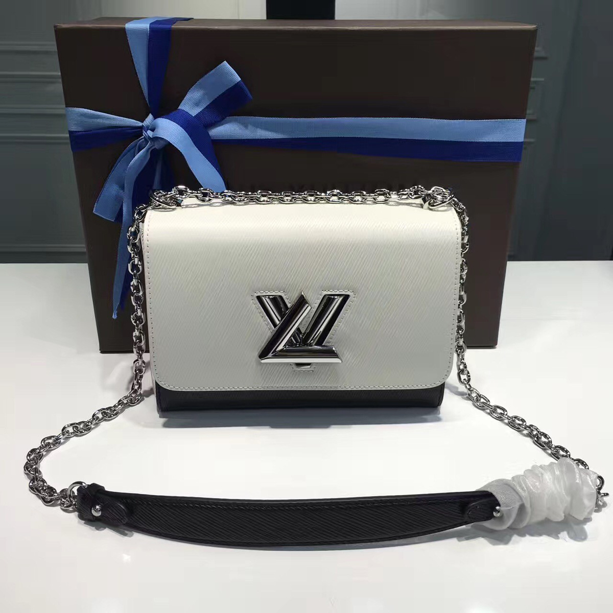 l0vis Vvtt0n twist white mm 3595_23cm x 18cm x 8cm