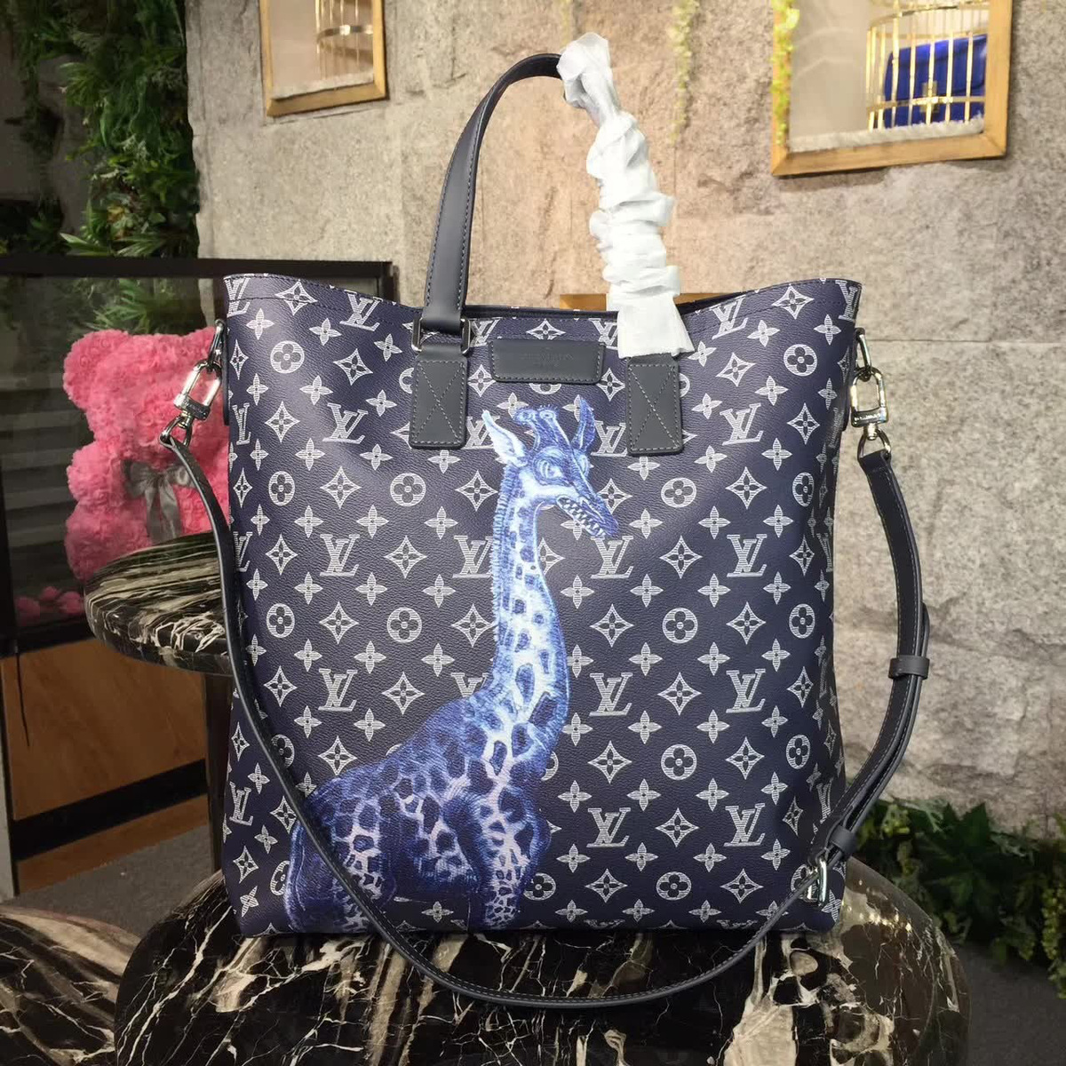 l0vis Vvtt0n atlas tote giraffe black 3762 35.5cm