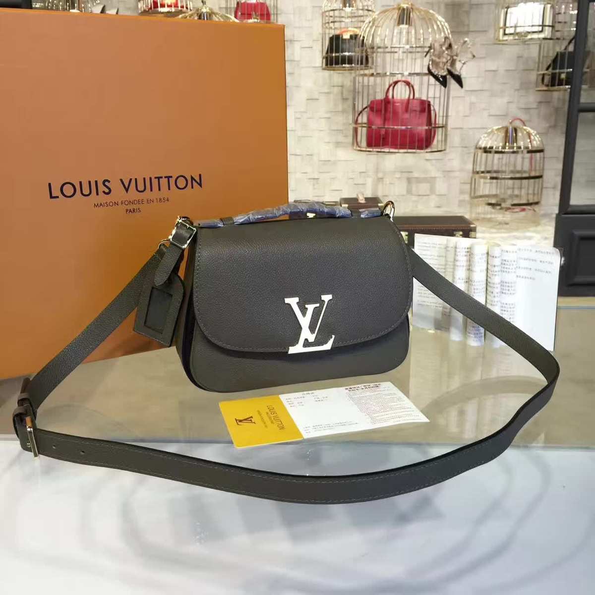 cohotbag l0vis vvtt0n neo u1u1enne m54058