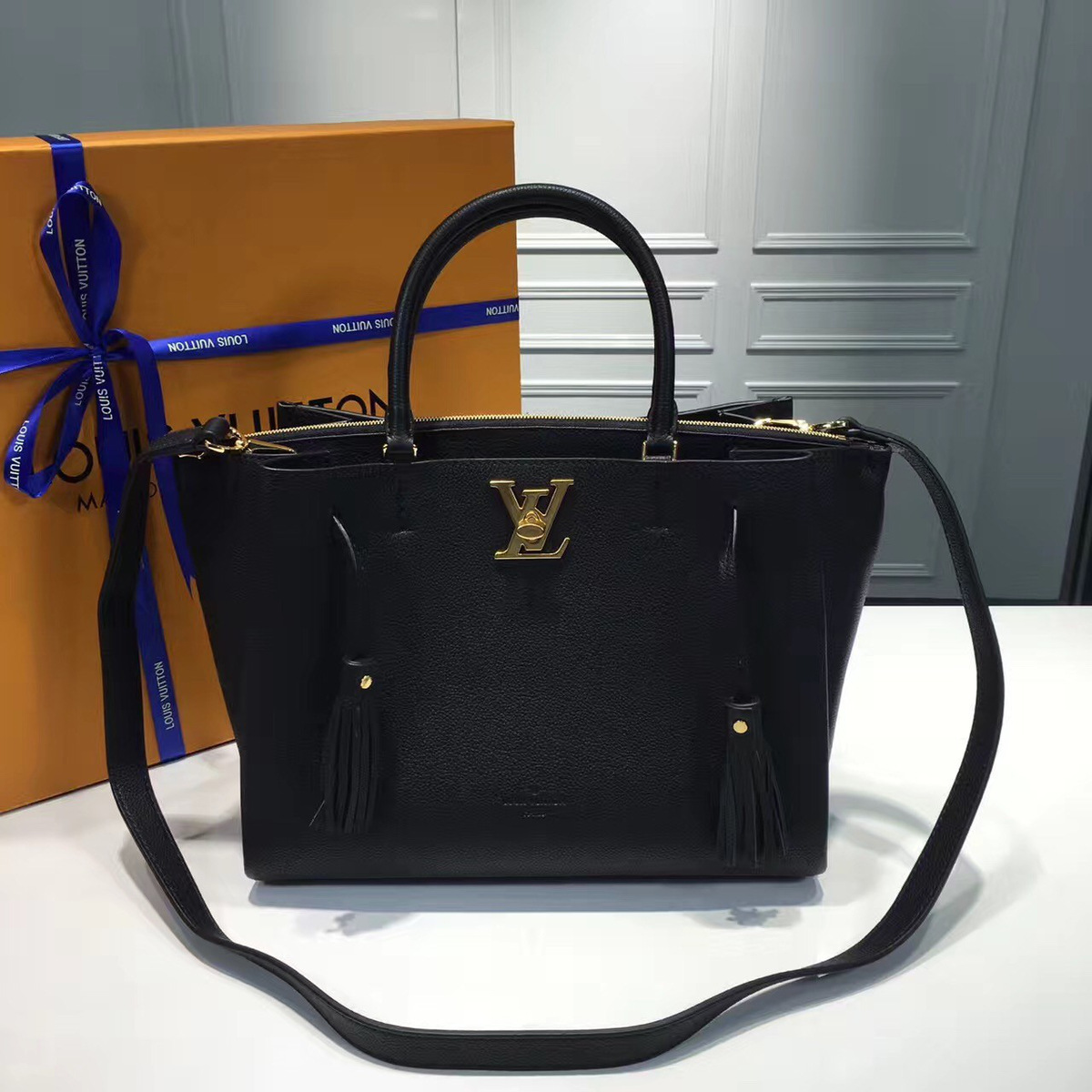 l0vis Vvtt0n lockme  cohotbag  black noir 3637