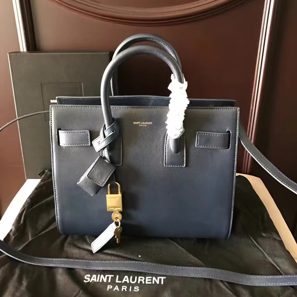 Y51 sac de jour in grained leather 4902 26cm x 21cm x 13cm