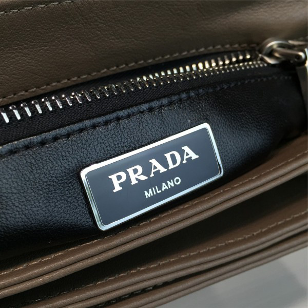 Pra*a metal closure 3913 30.5cm x 4.5cm x 19cm