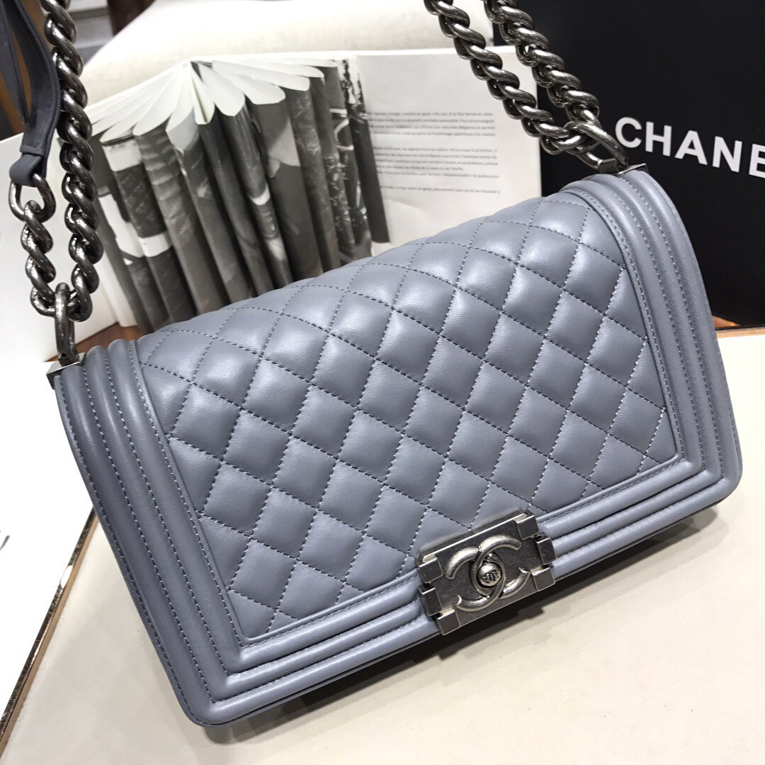 ch**el sheepskin classic D1am0nd hot mama burst grey silver hardware a67086