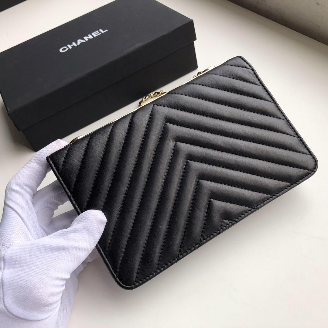 Ch**el lamb skin v-type chain bag black 19x13.5x3.5cm