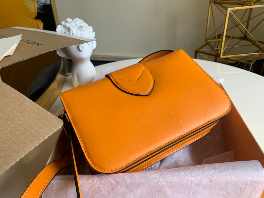 l0vis Vvtt0n lv pont 9 calfskin leather summer gold m55946 23.0 x 15.0 x 8.0 cm