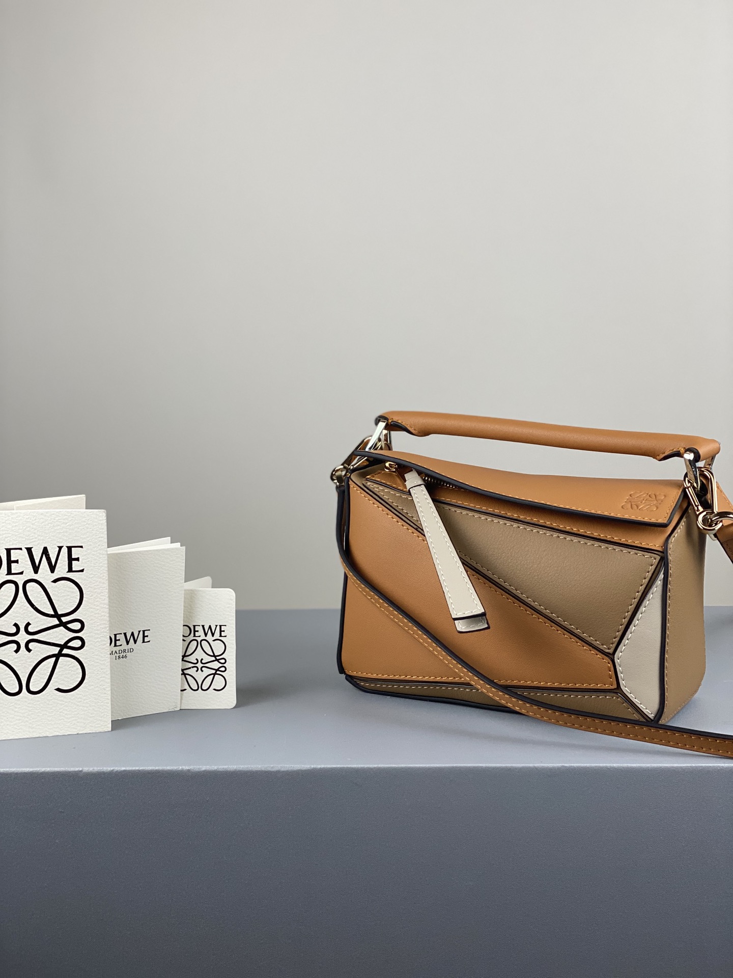 L0ew* mini puzzle bag in classic calfskin warm desert a510u95x19 18 x 12.5 x 8cm