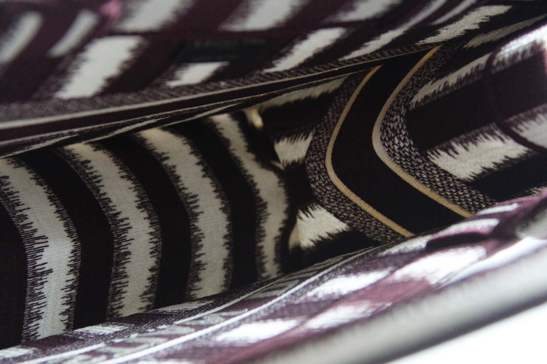 D10r large book tote burgundy d-stripes embroidery m1286 41.5 x 34.5 x 16 cm