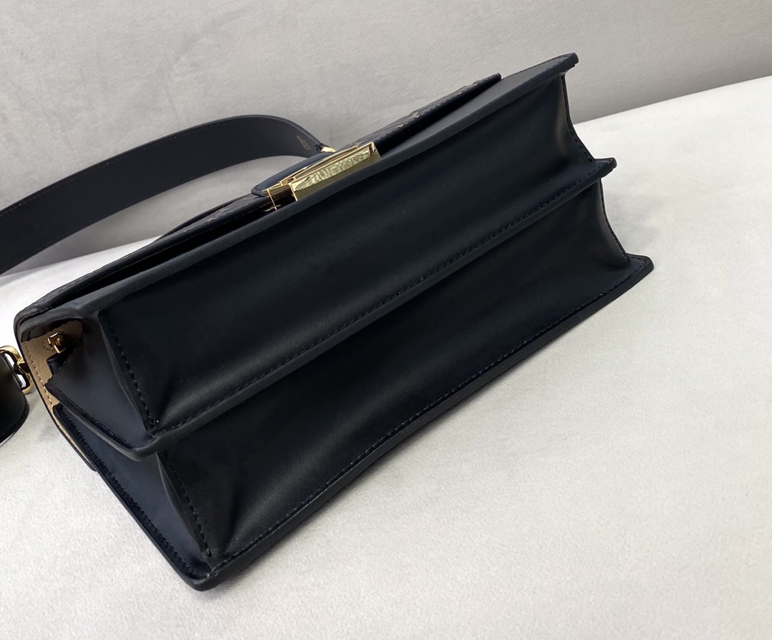 F**di kan u black leather bag 8bt315a5tyf13wb 26cm