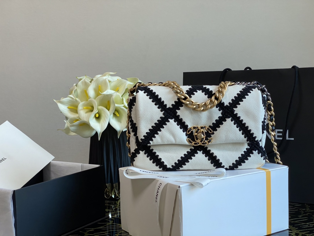 Ch**el 19 handbag calfskin crochet ruthenium-finish metal white & black as1160 16 x 26 x 9 x cm