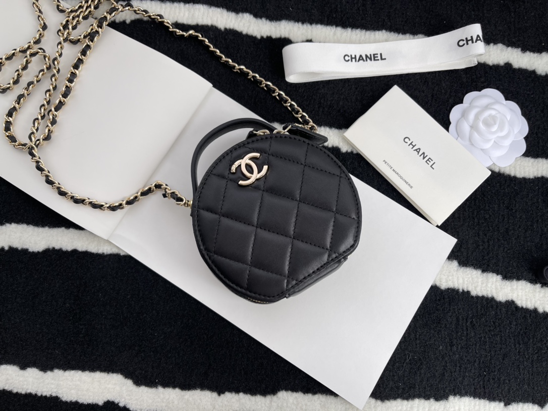 Ch**el biscuit round bag black 12 cm