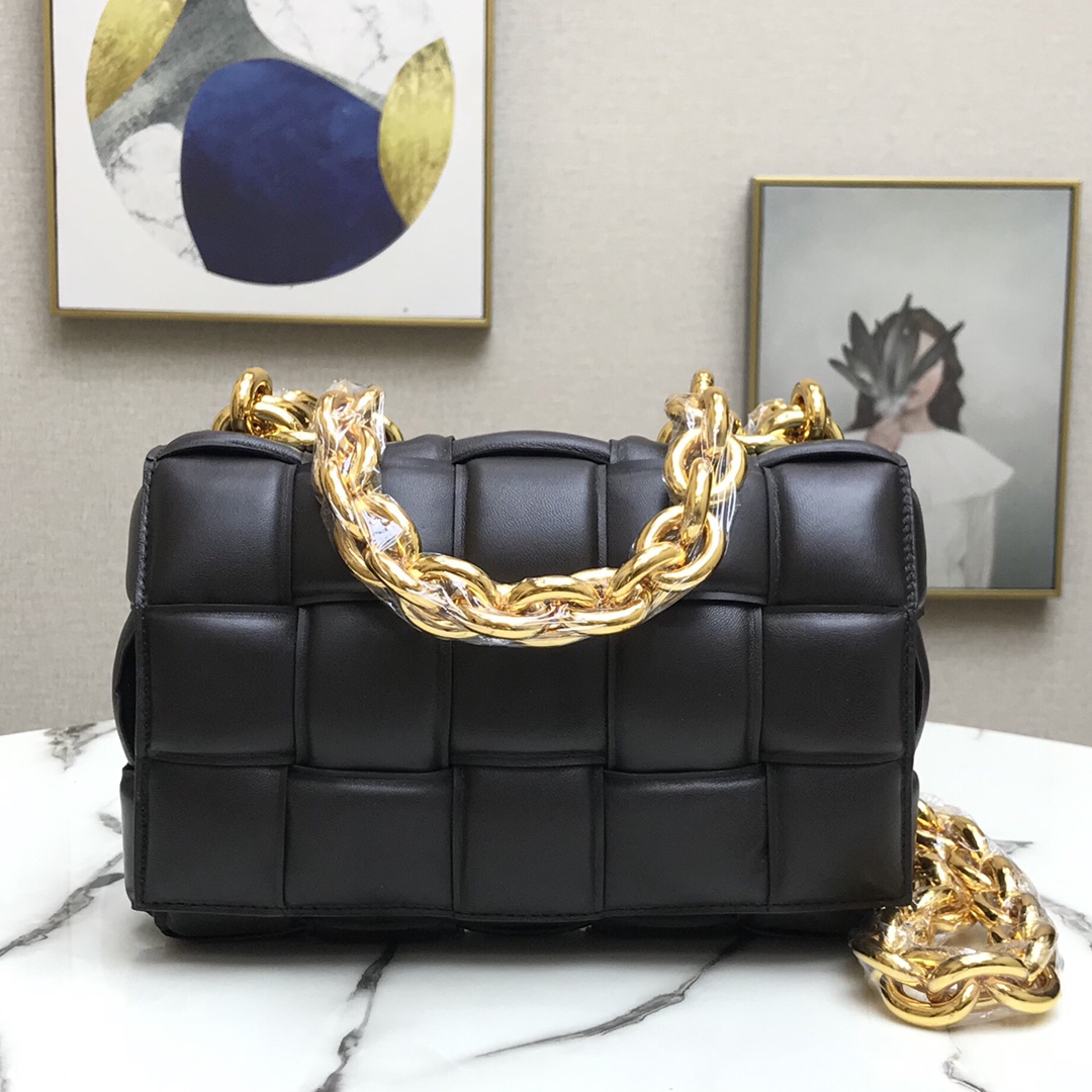 b0tt*ga Ven*ta women's chain cassette black 631421 26 x 18 x 8 cm