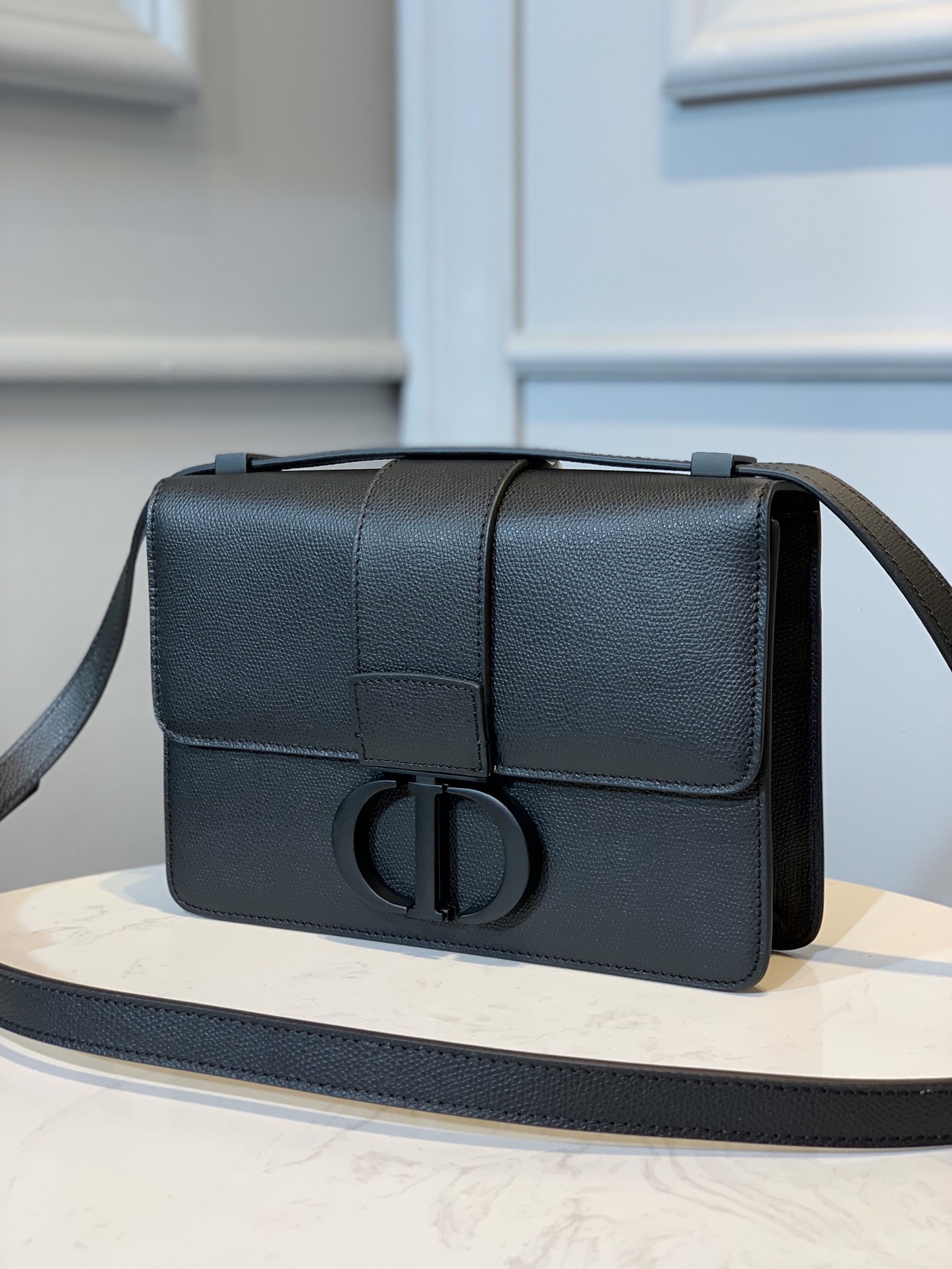 D10r 30 montaigne bag black box calfskin m9203bmoa 24 x 17 x 8 cm