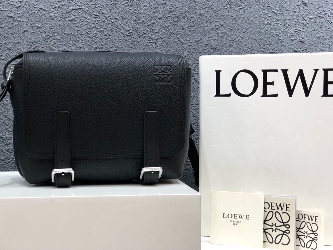 L0ew* xs military messenger bag in soft grained calfskin black 317.12aa72 24.5 × 18 × 10.5 cm