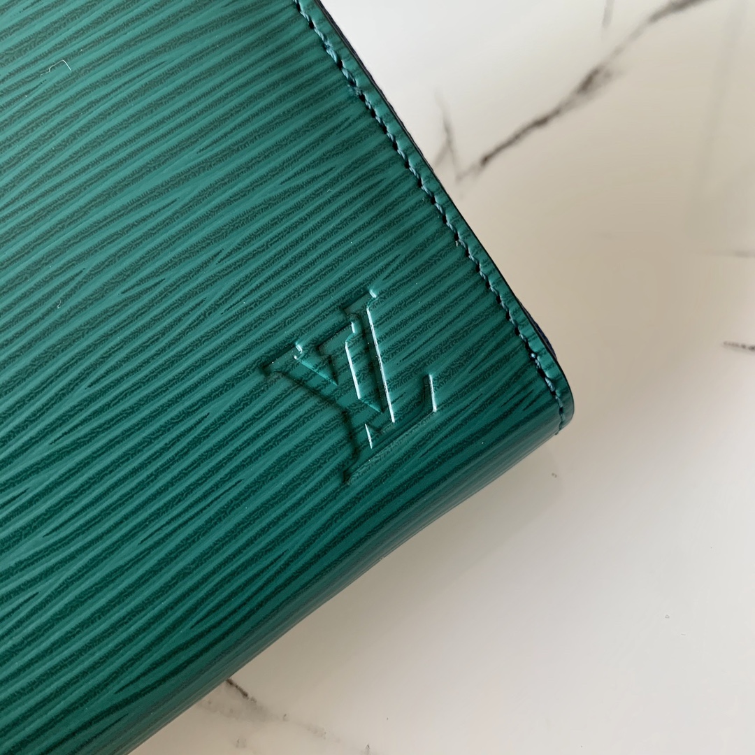 l0vis Vvtt0n zippy coin purse epi leather green m68759 11 x 8.5 x 2 cm