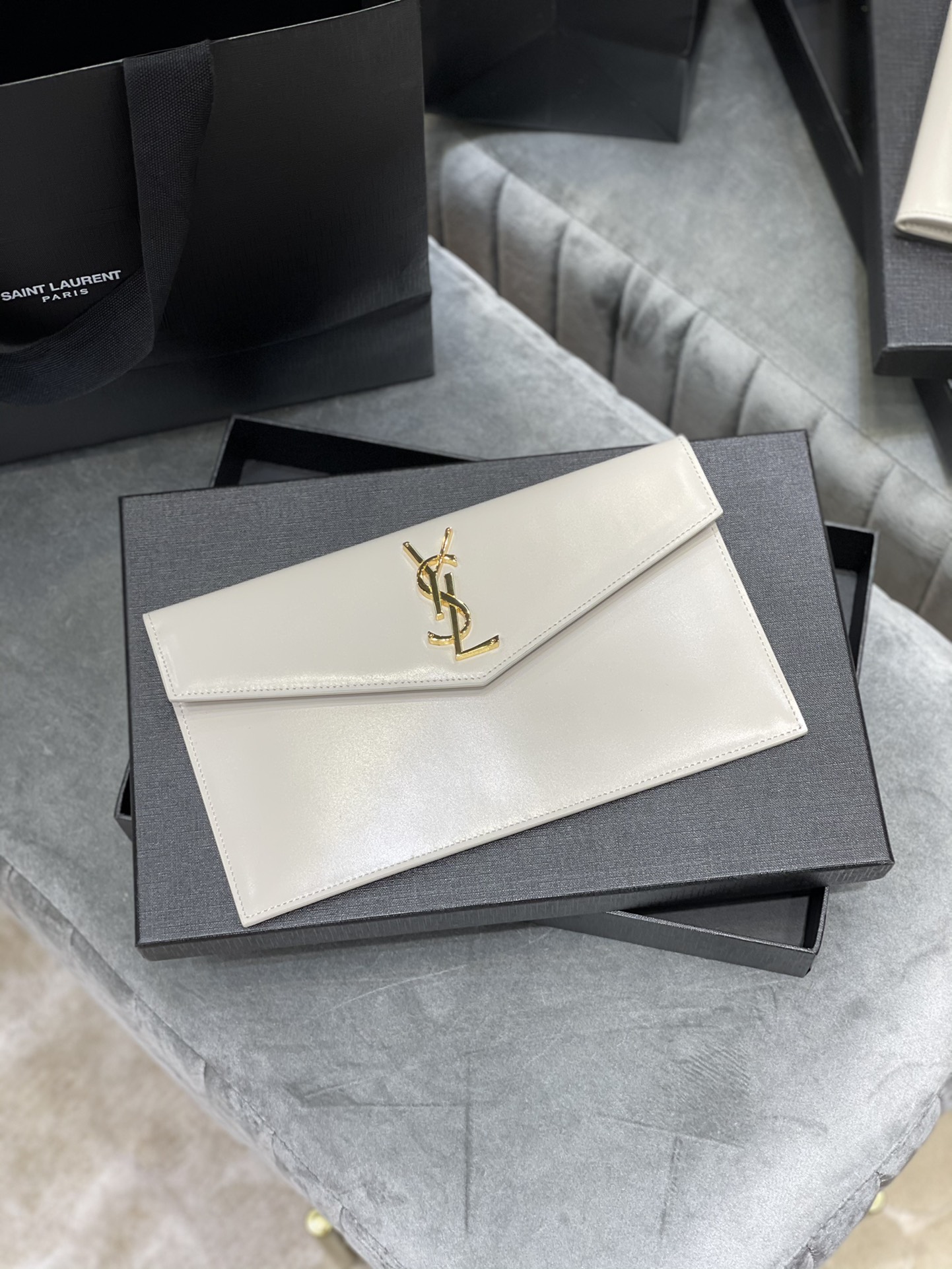 Y51 uptown pouch in shiny embossed leather blanc vintage 565739 27 × 16 × 2 cm