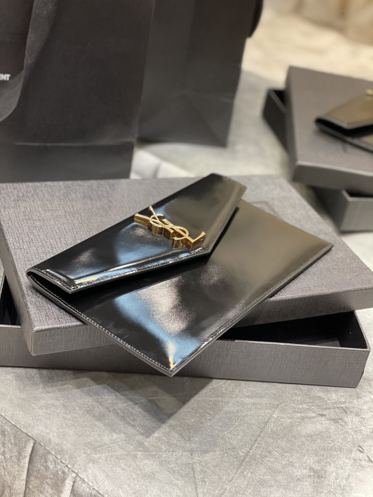 Y51 uptown pouch in shiny embossed leather black 565739 27 × 16 × 2 cm
