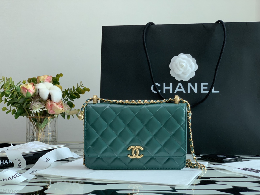 Ch**el wallet on chain calfskin & gold-tone metal forest ap2289 19cm