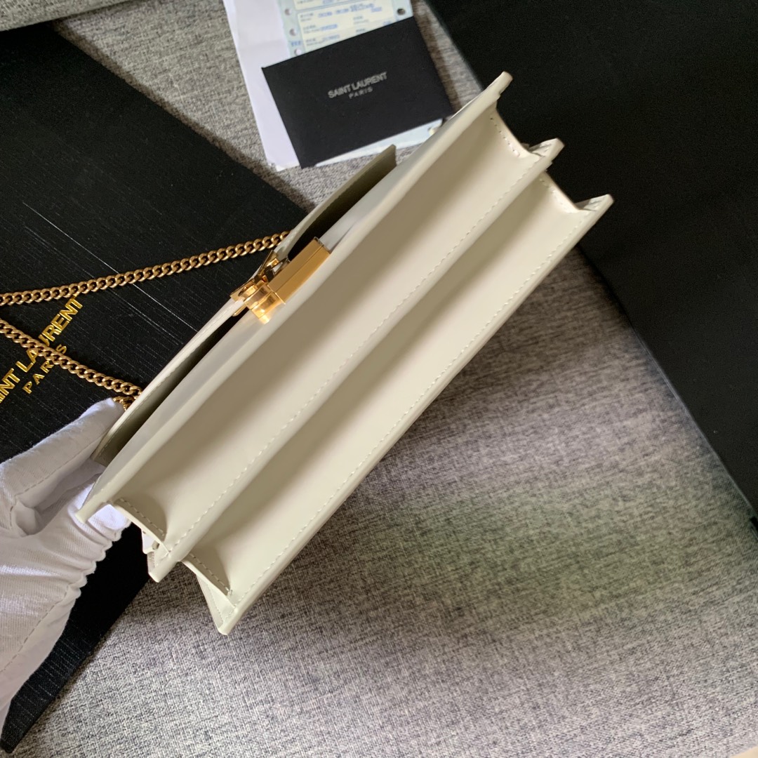 Y51 cassandra monogram clasp bag in grain de poudre embossed leather blanc vintage 532750 22 x 16.5 x 5.5 cm