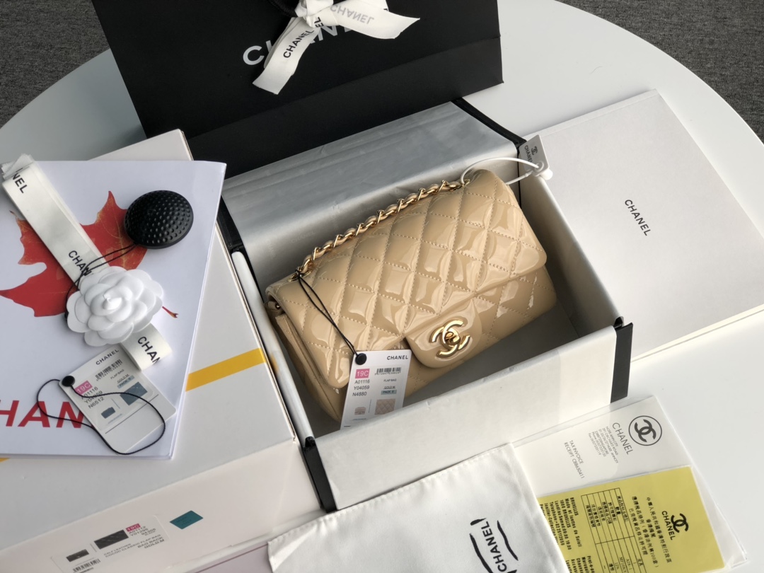 Ch**el cf mini patent calfskin & golden metal beige bag 20cm