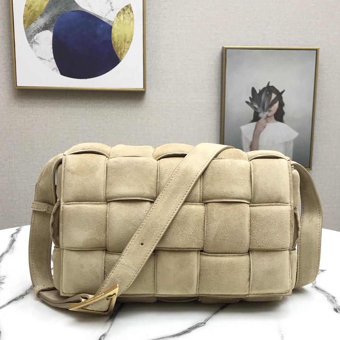 b0tt*ga Ven*ta padded cassette in suede porridge 44046 26 x 18 x 8 cm
