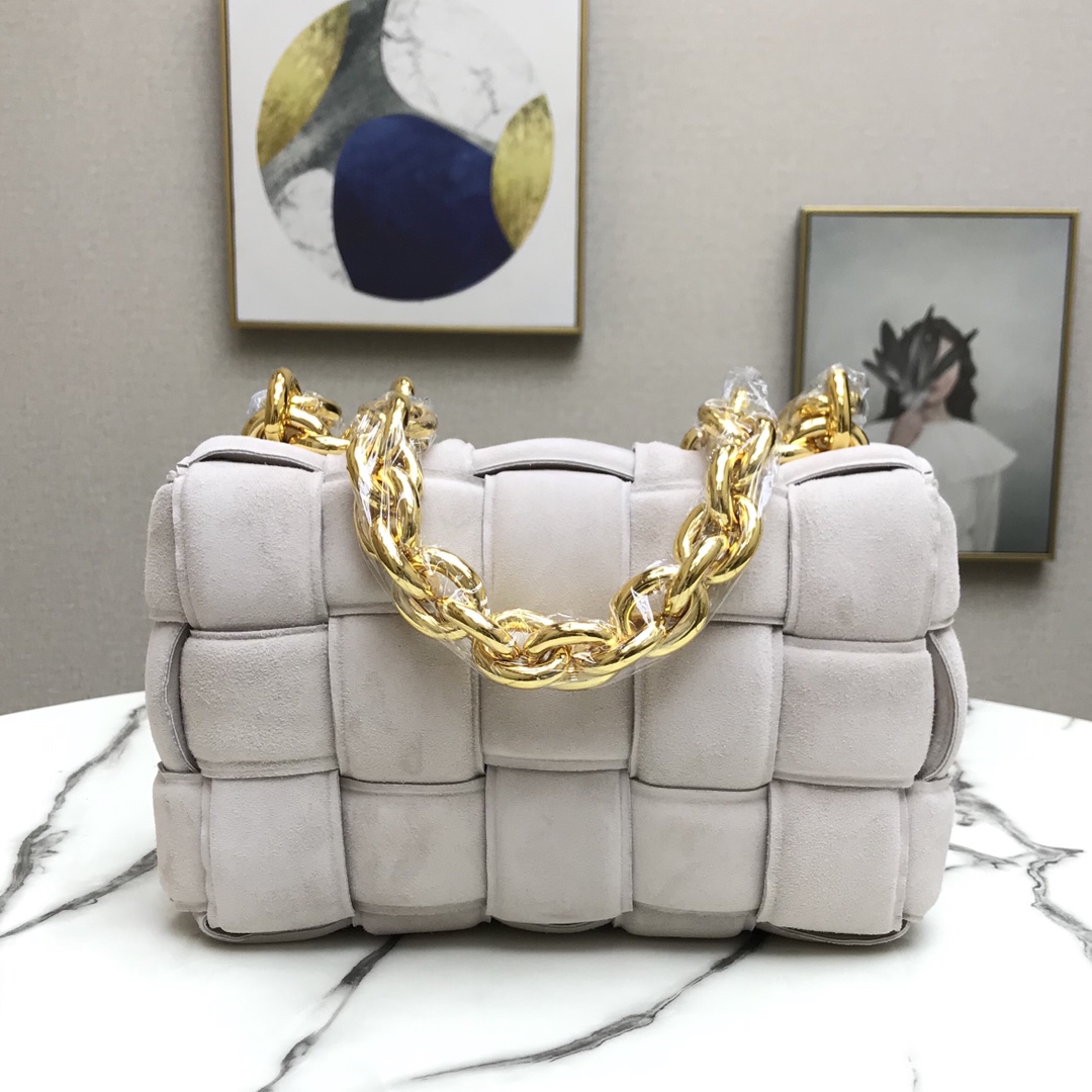 b0tt*ga Ven*ta chain cassette in suede white 44046 26 x 18 x 8 cm