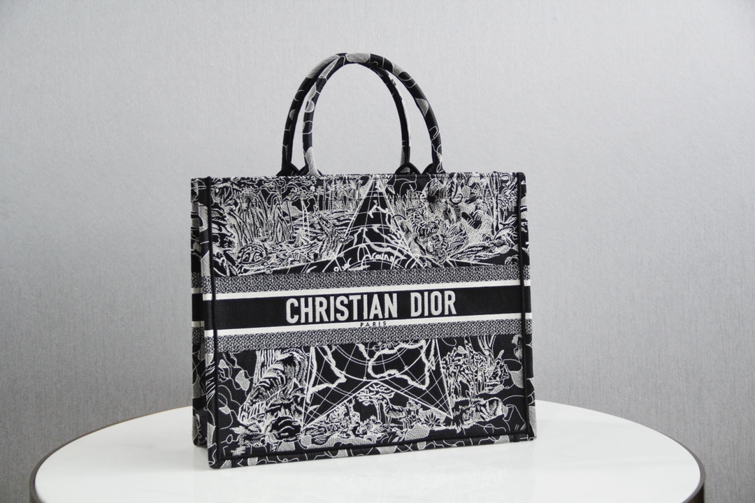 D10r large book tote black and white D10r around the world embroidery m1286 41.5 x 34.5 x 16 cm