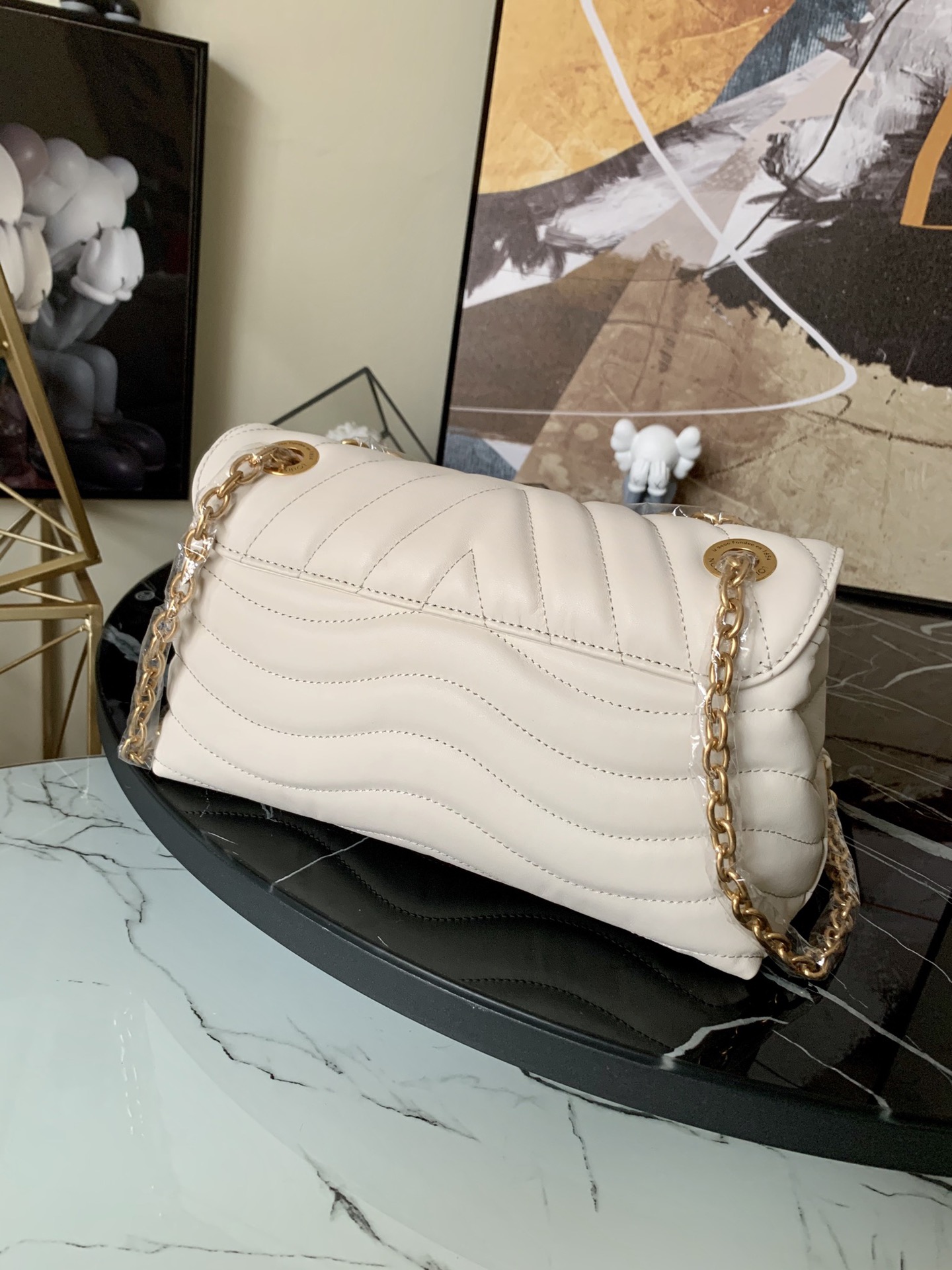l0vis Vvtt0n new wave chain bag smooth cowhide leather ivoire m58549 24 x 14 x 9 cm