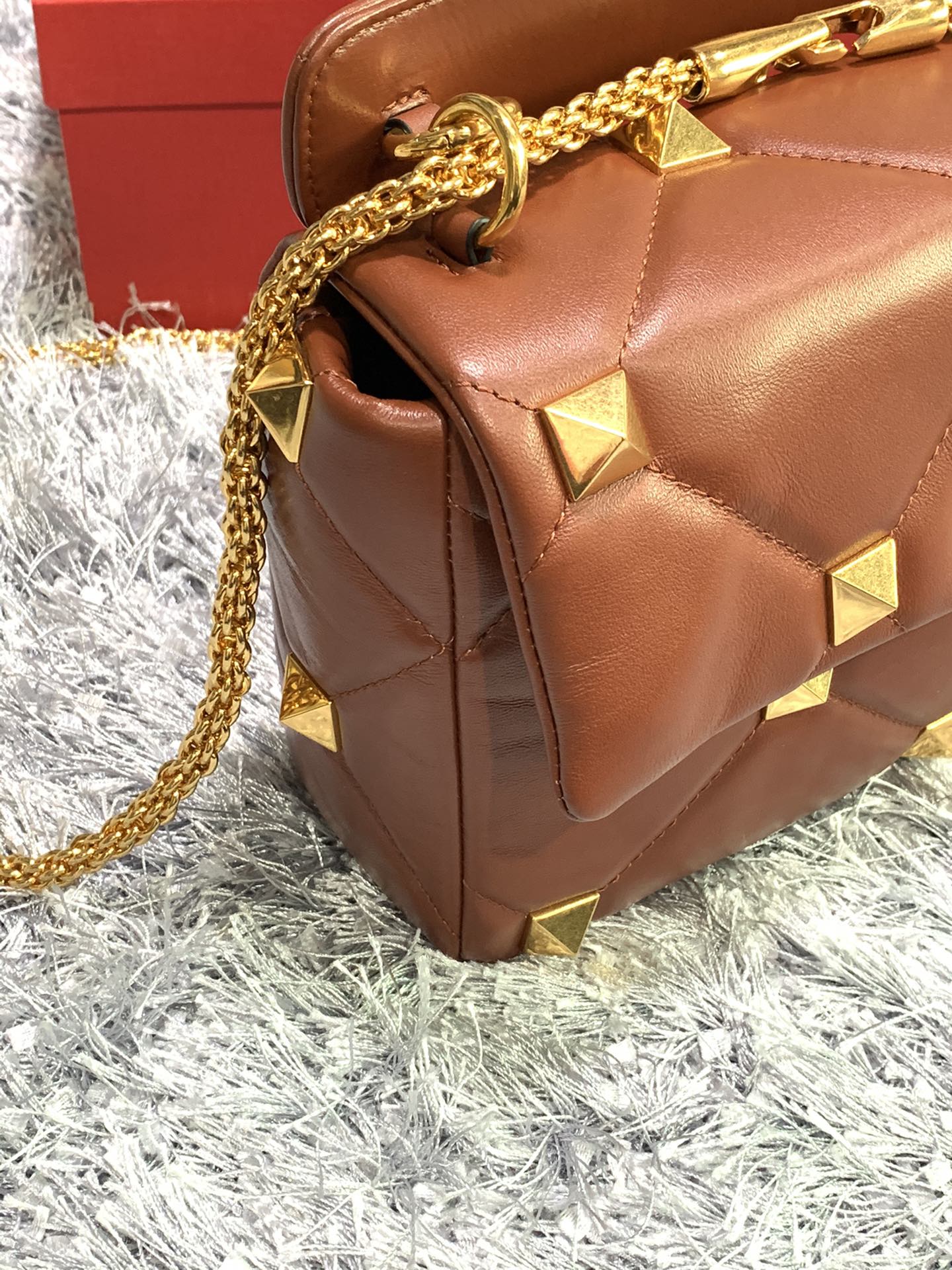 Va1e*ntin0 large roman stud the shoulder bag in nappa with chain brown ww2b0i60bsf 30 x 20 x 12 cm