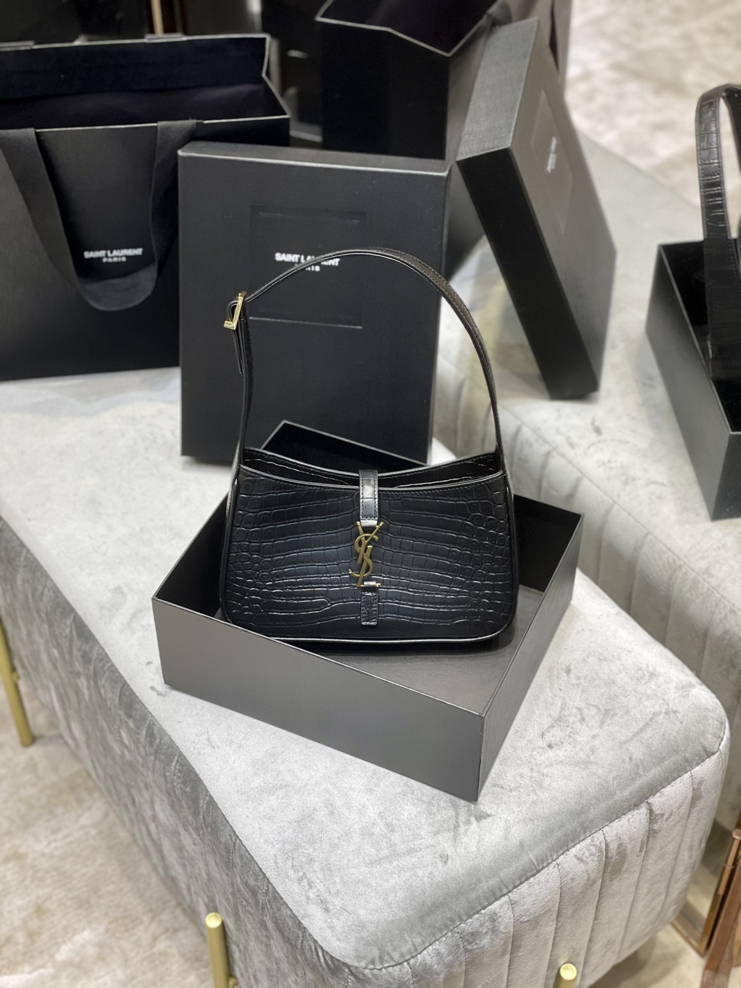 Y51 le 5 À 7 hobo bag in crocodile-embossed shiny leather black 657228 25 x 14 x 6 cm