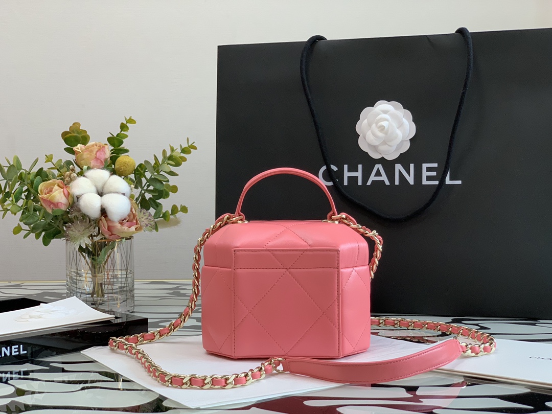 Ch**el small vanity case lambskin and gold metal light pink as2630 15 x 10 x 11 cm