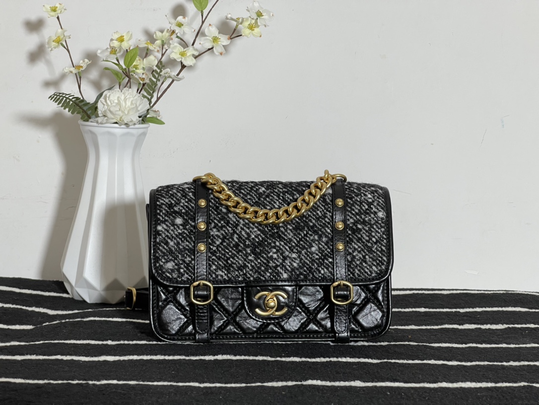 Ch**el tweed aged calfskin and aged pale yellow metal messenger flap bag white as2696 17 x 25 x 8 cm