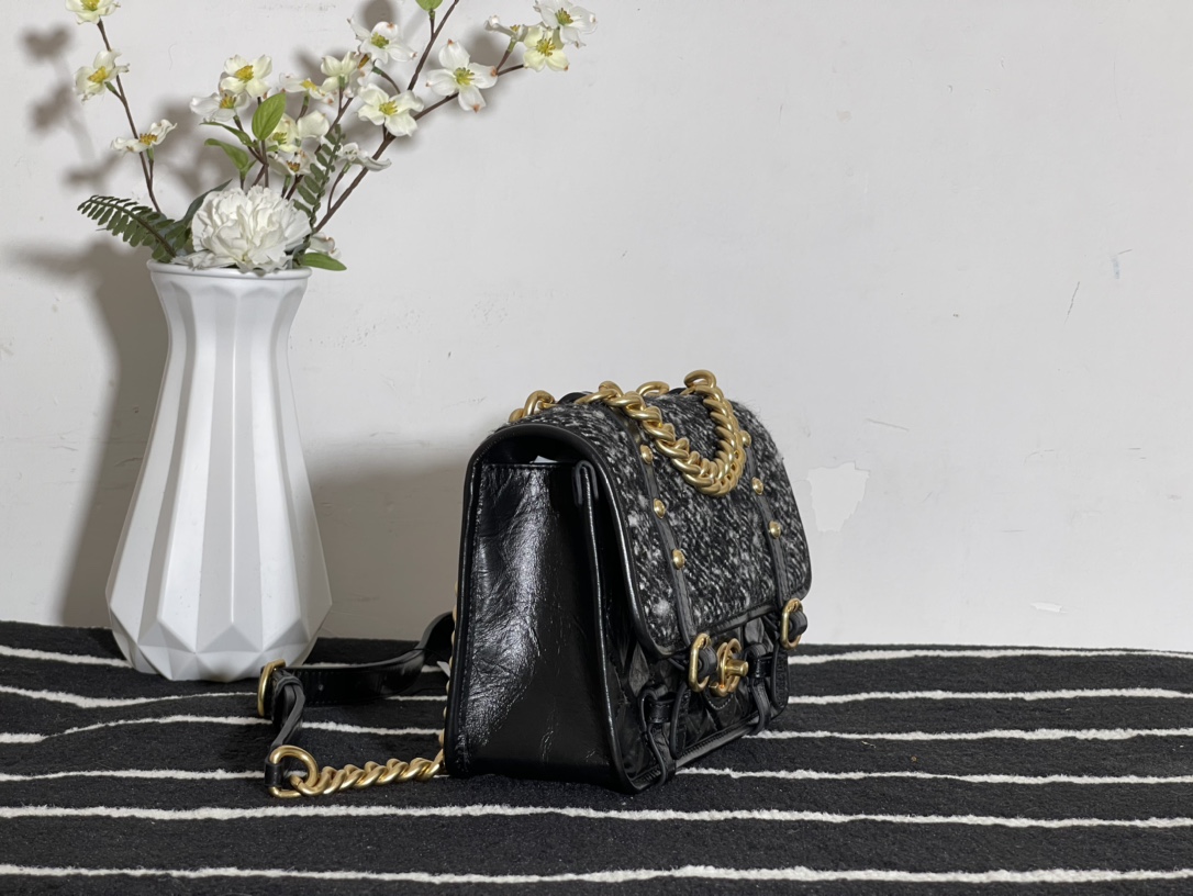 Ch**el tweed aged calfskin and aged pale yellow metal messenger flap bag white as2696 17 x 25 x 8 cm
