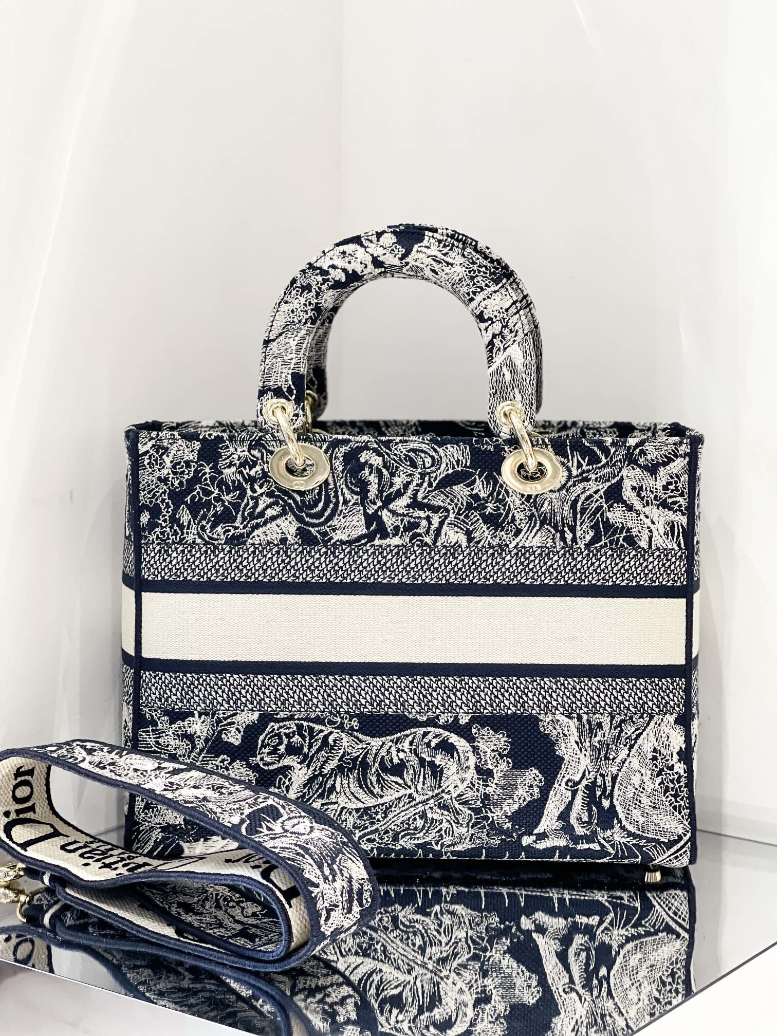 D10r large lady d-lite bag blue toile de jouy reverse embroidery m0566 32 x 25 x 11 cm
