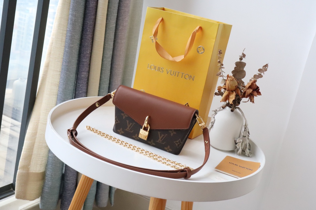 l0vis Vvtt0n padlock on strap monogram canvas  caramel m80763 19 x 11 x 3 cm