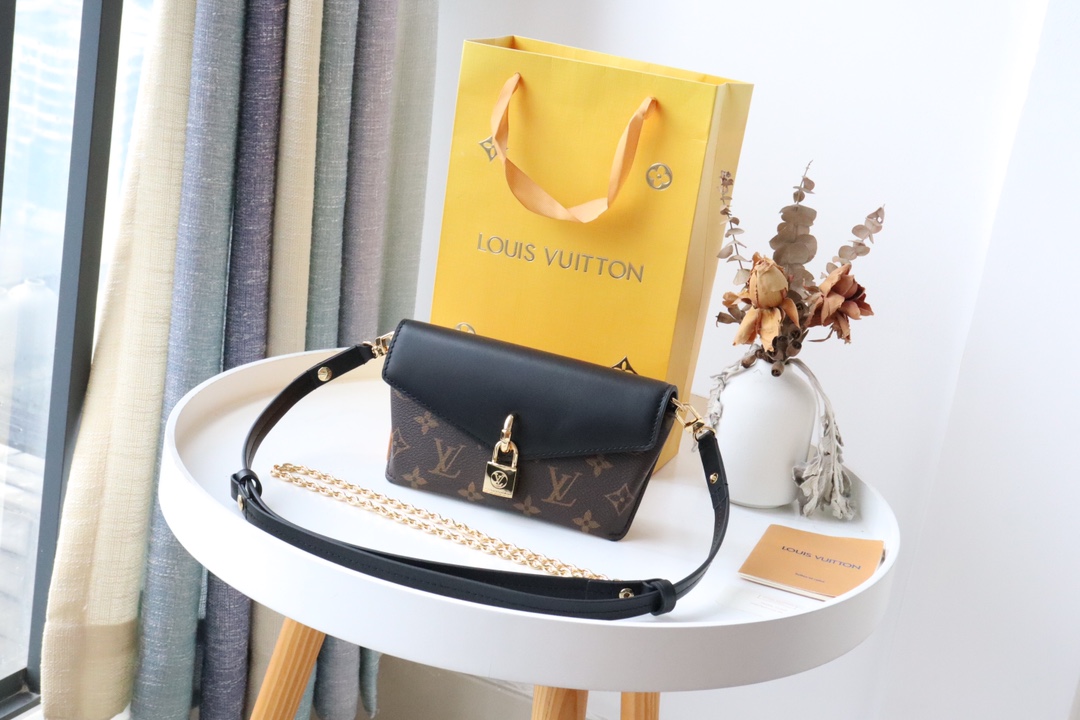 l0vis Vvtt0n padlock on strap monogram canvas black m80559 19 x 11 x 3 cm