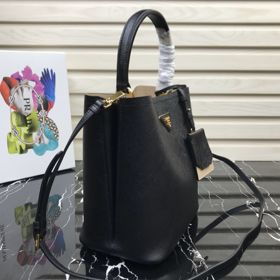 Pra*a medium panier saffiano leather bag black and creme 1ba212 22 × 23 × 13 cm