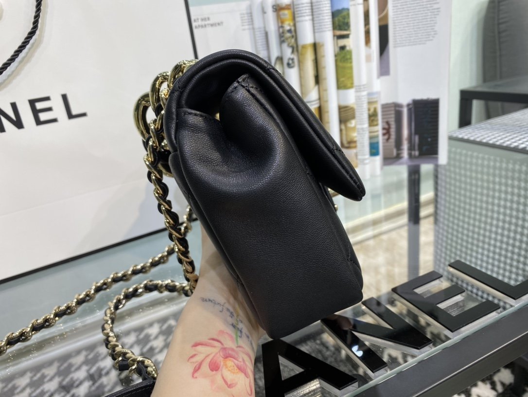 Ch**el flap bag with large bi-color chain black as1353 16 x 24 x 6 cm