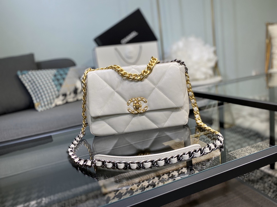 Ch**el 19 handbag lambskin chalk white as1160 26cm