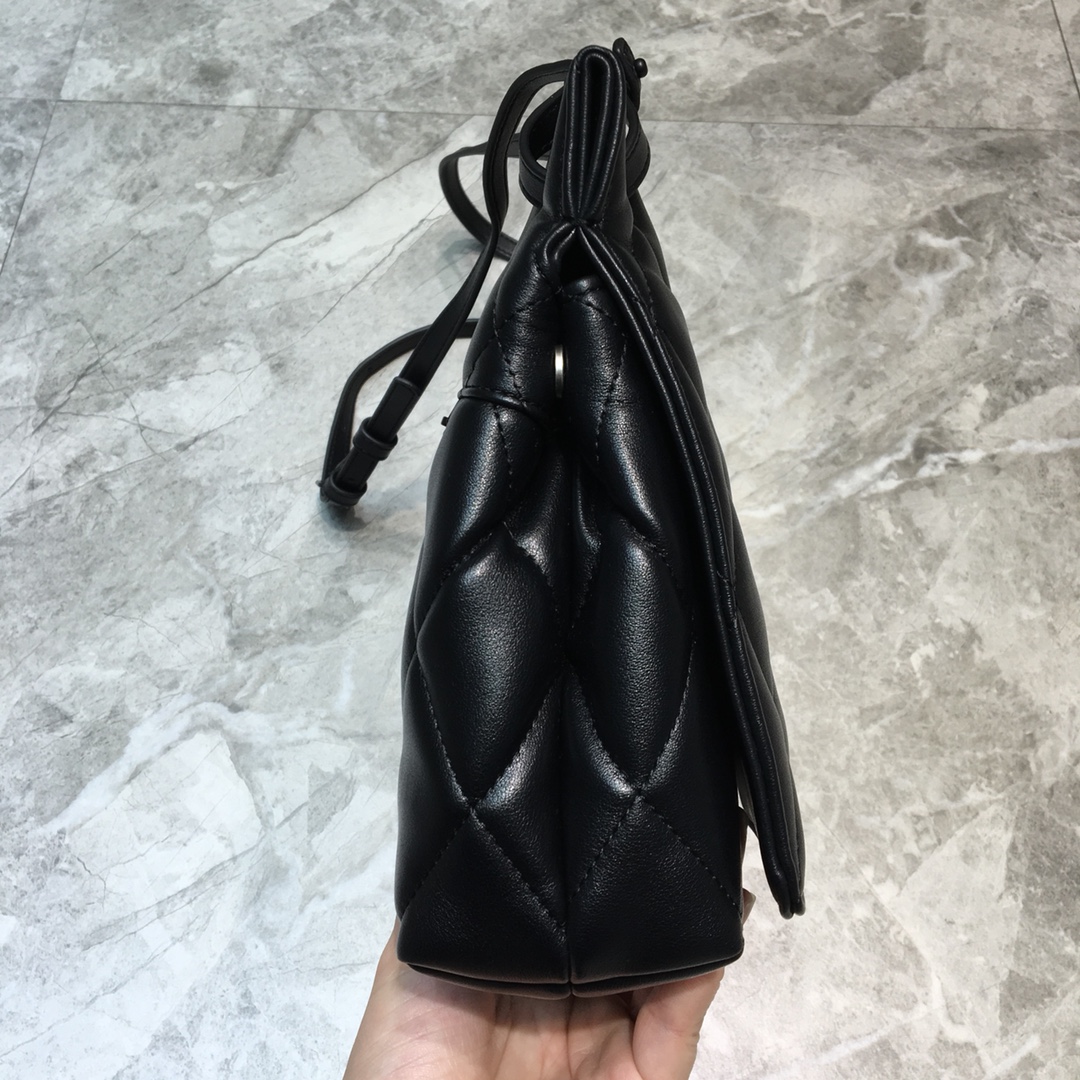 ba1en*iaga small buckle shoulder bag D1am0nd pattern leather black metal black 25 x 9 x 20 cm