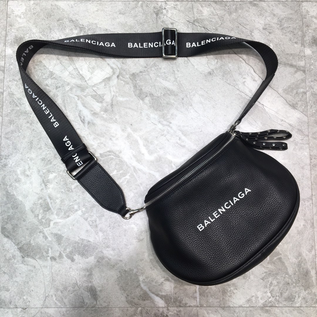 Ba1en*iaga crossbody bag black 24 x 9 x 19 cm