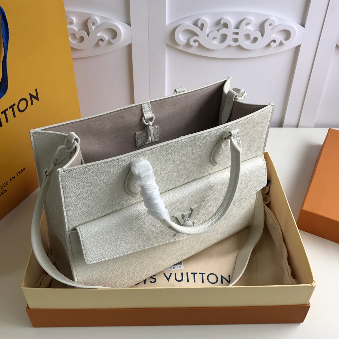 l0vis Vvtt0n lockme tote mm soft grained calfskin leather white m55846 34.5 x 28 x 12 cm