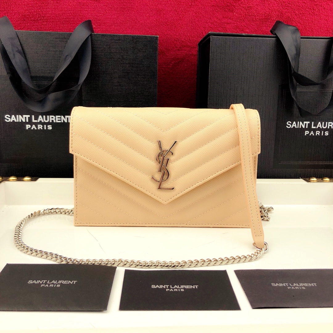 Y51 envelope chain wallet in grain de poudre embossed leather creme 393953 19 x 11.5 x 4 cm