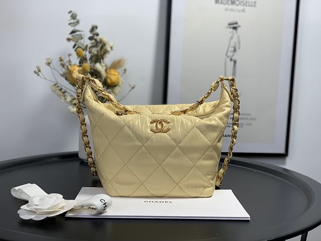Ch**el hobo bag yellow as2480 15 x 12.5 x 18 cm