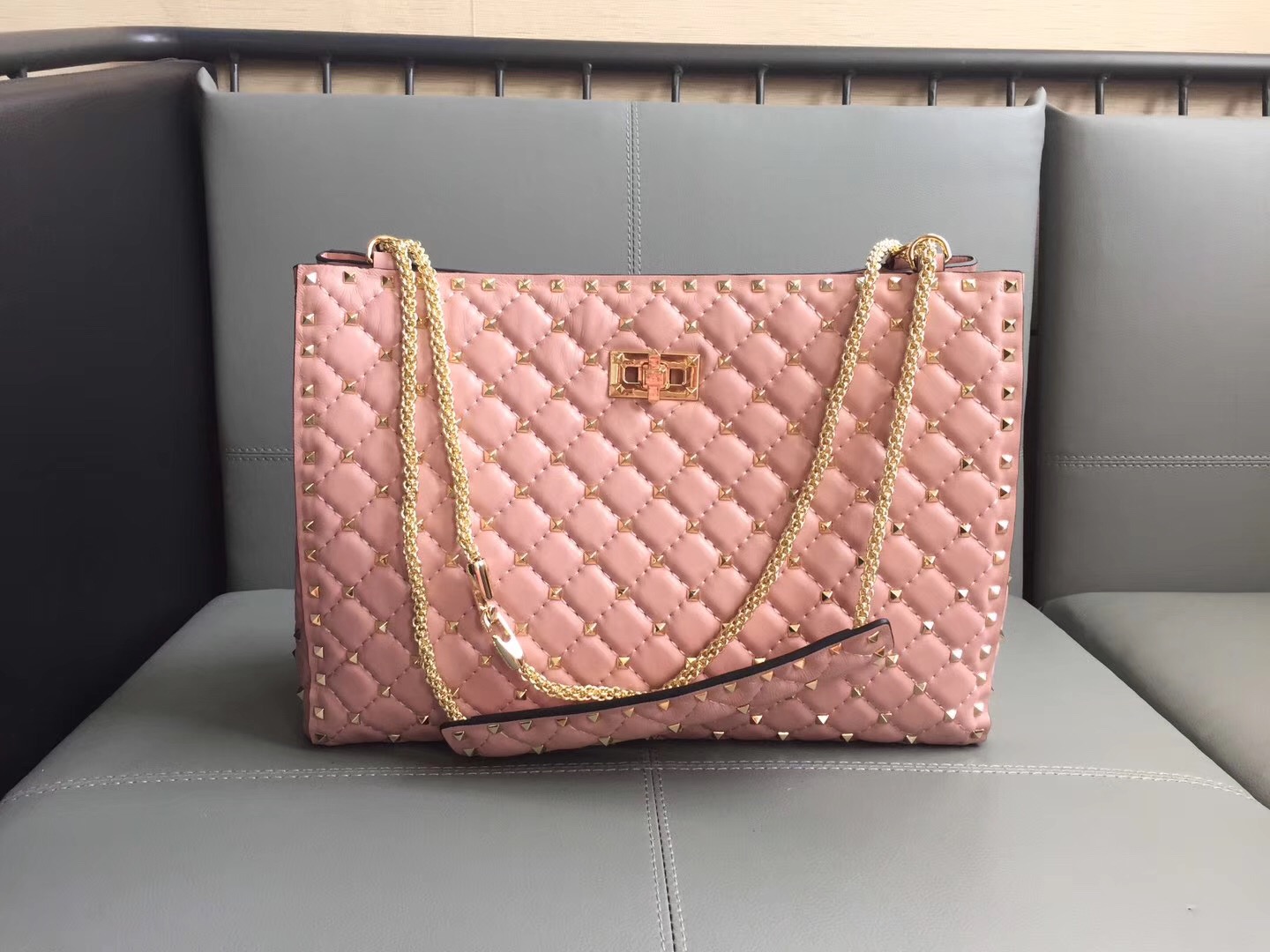 Va1e*ntin0 rockstud spike tote bag nude pink 33 x 12 x 23 cm