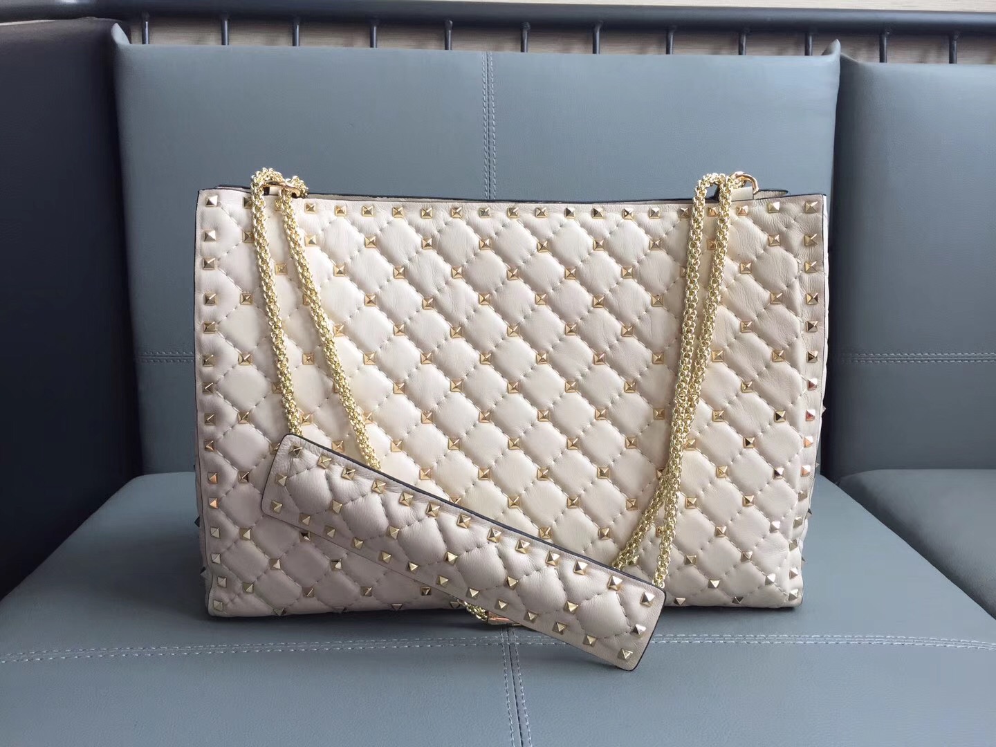 Va1e*ntin0 rockstud spike tote bag white 33 x 12 x 23 cm