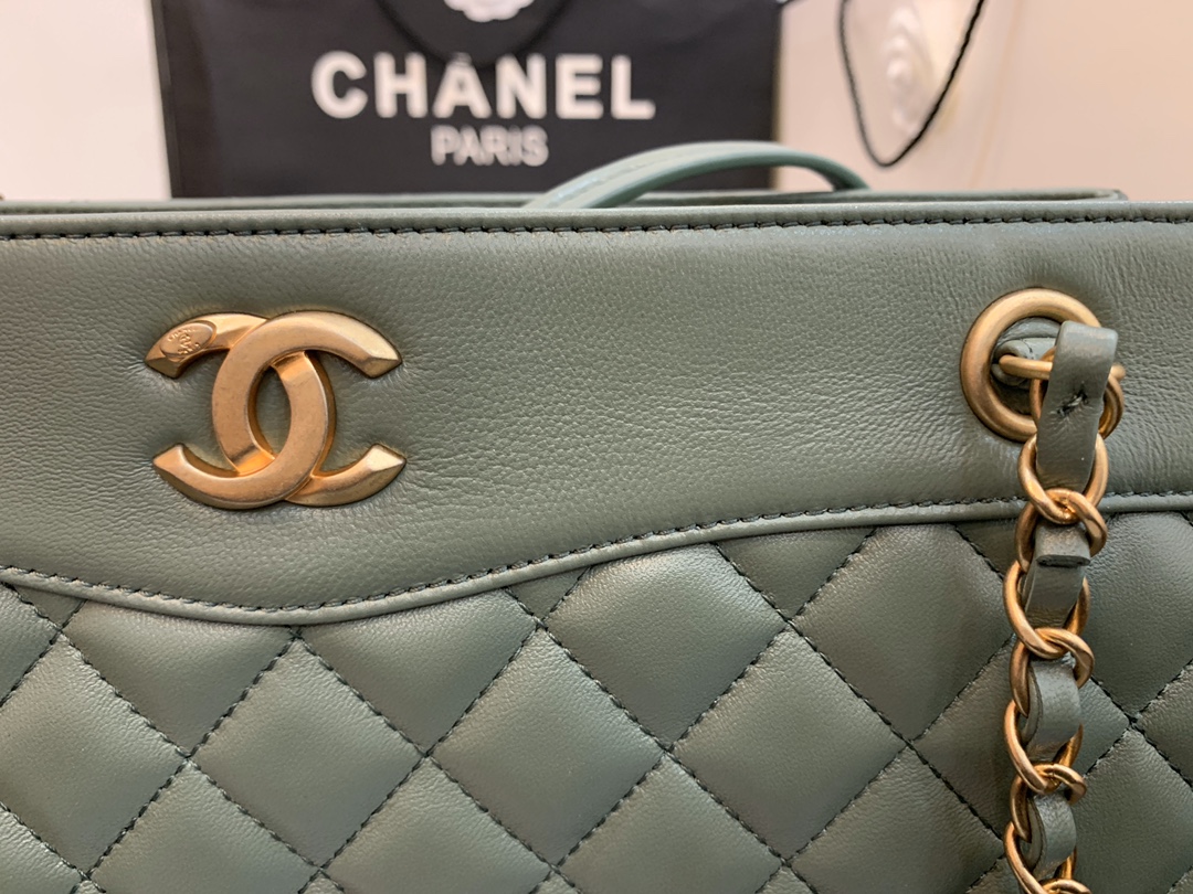 Ch**el large coco vintage timeless tote bag leather dark mint a57030 35 x 11 x 27 cm