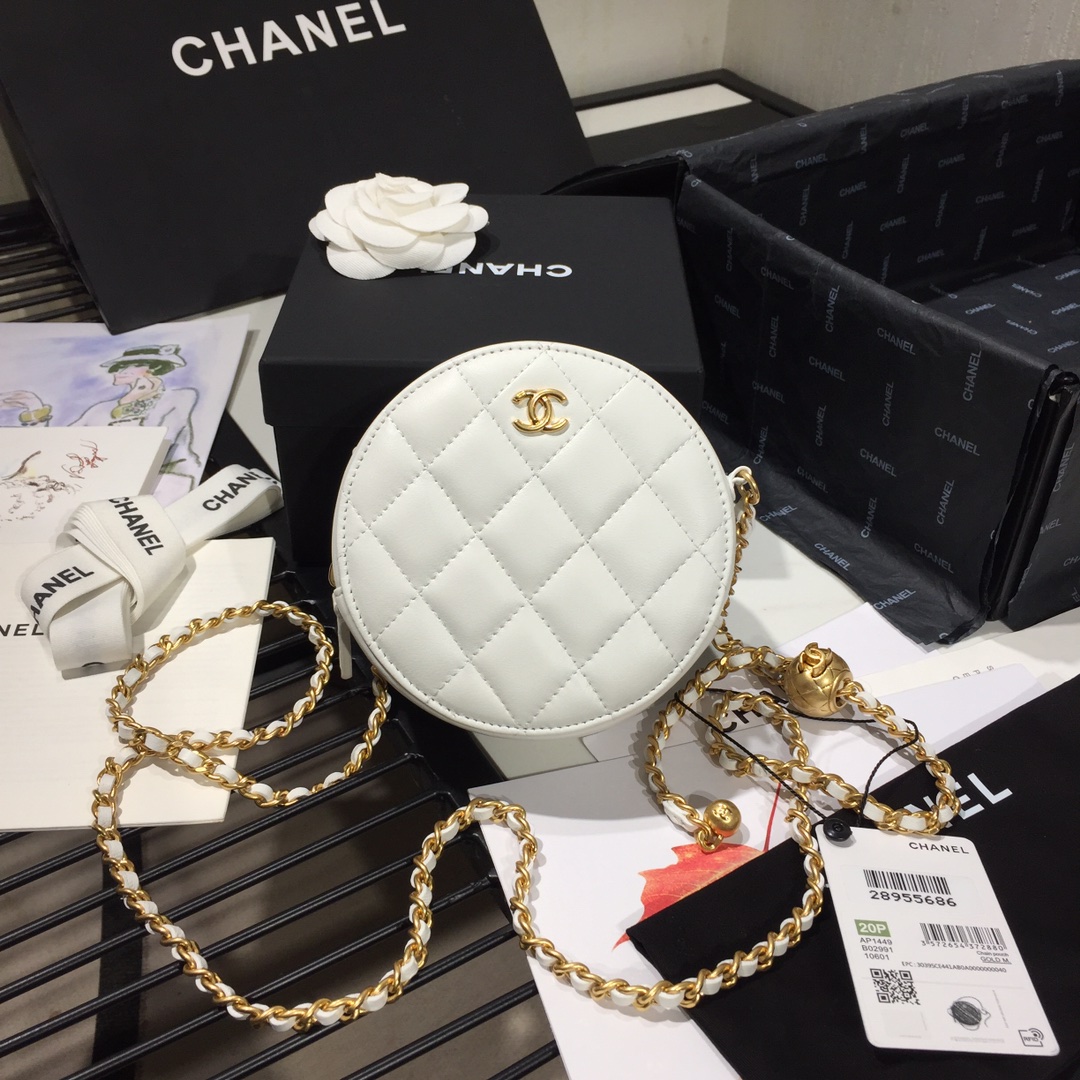 Ch**el round charm chain clutch leather white as1449 12 x 12 x 4.5 cm